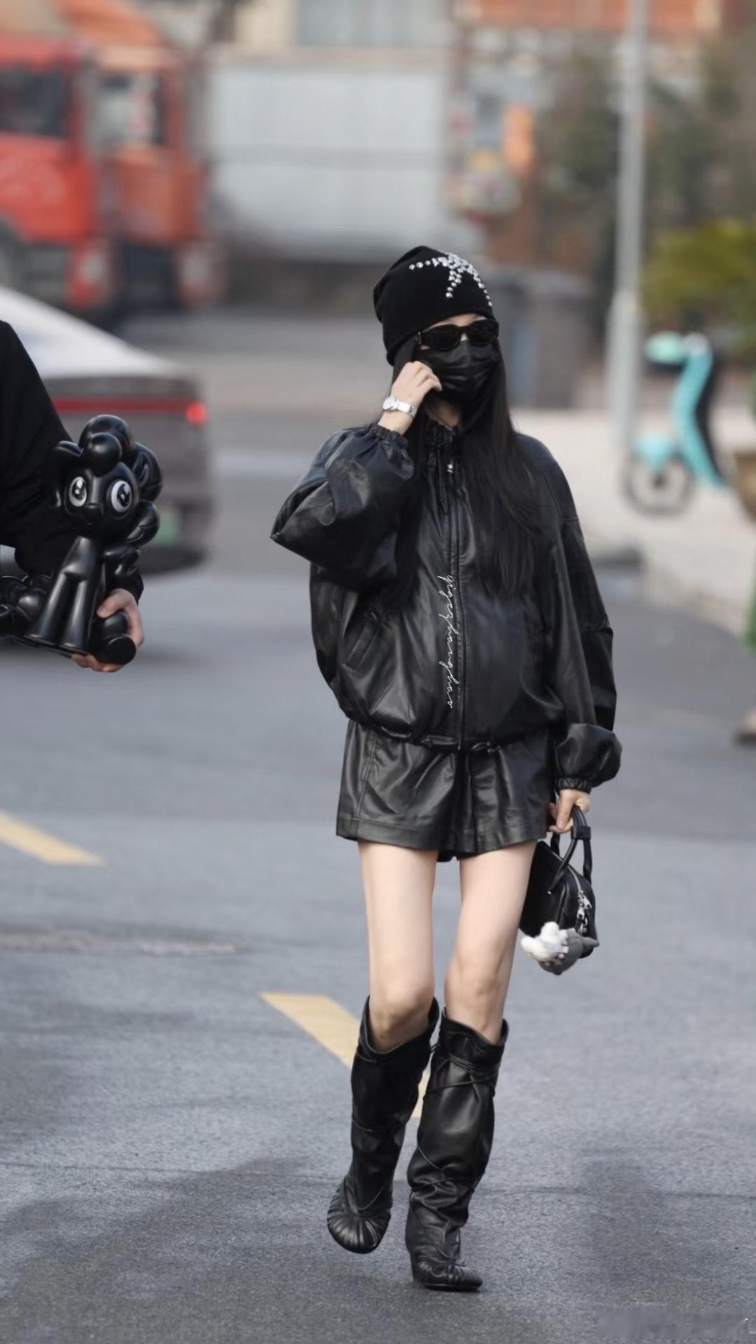 虞书欣cos黑色碧琪虞书欣一身allblack又甜又酷，cos黑色碧琪也太萌了！