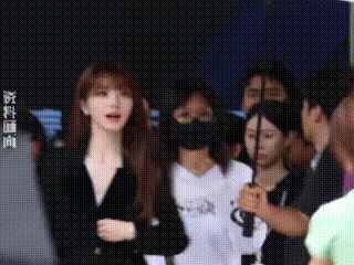 田曦薇穿黑西装
居然美到家了
网友直夸漂亮

甜妹妹改装了，以前她一副甜美的形象