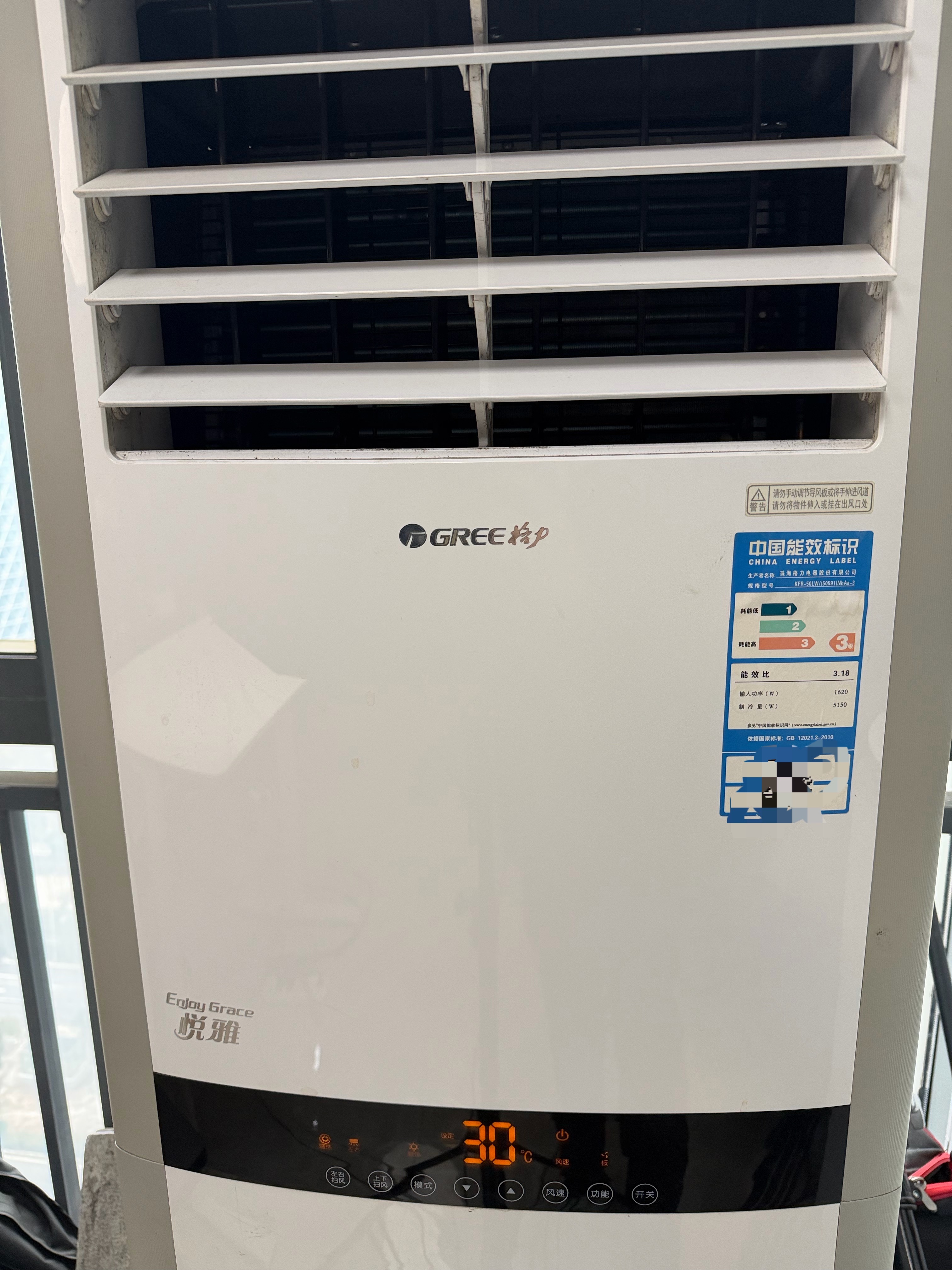 老人不舍开空调儿子将遥控器带走老人还是太节约了，我们现在这里1度左右不开空调都坐