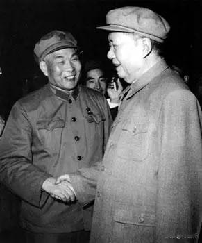 一天，毛主席到萧劲光家串门，一进门就说：“听说你这里藏着宝贝，快拿出来看一看。”