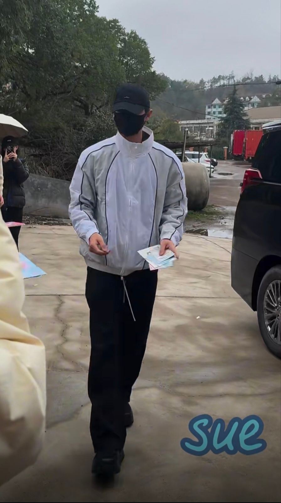 宝宝好长一条人小头，宽肩，长腿，好绝一男的[可怜][可怜] ​​​