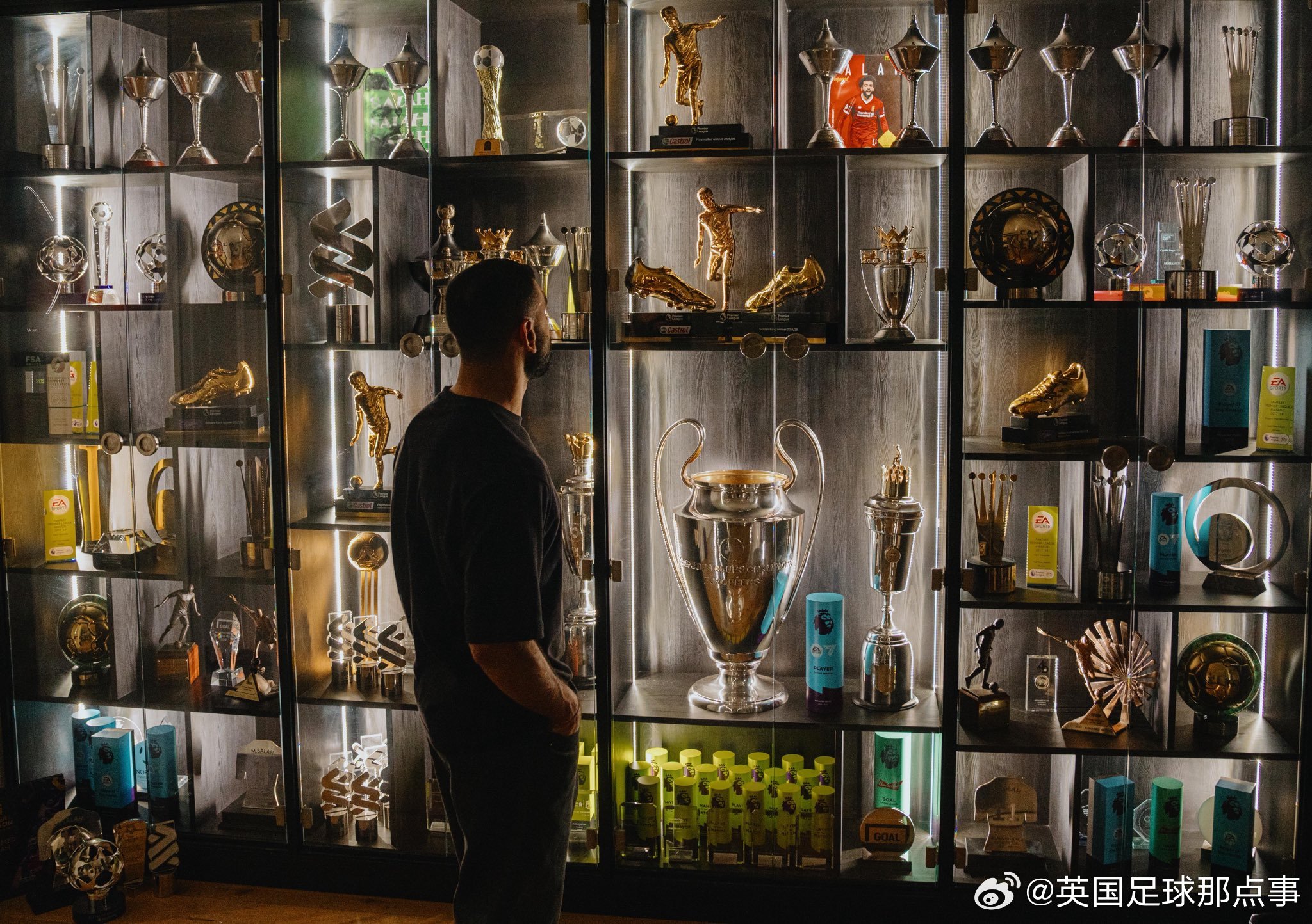 萨拉赫社媒更新了自己望向利物浦奖杯柜的照片🥹❤️ 
