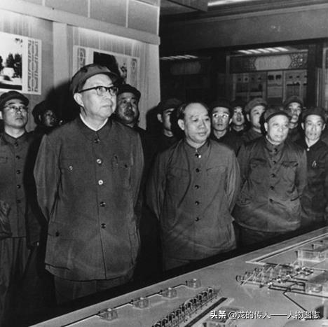 1977年4月18日，华国锋在大庆油田开发科学实验陈列馆参观油田地质情况分布图。