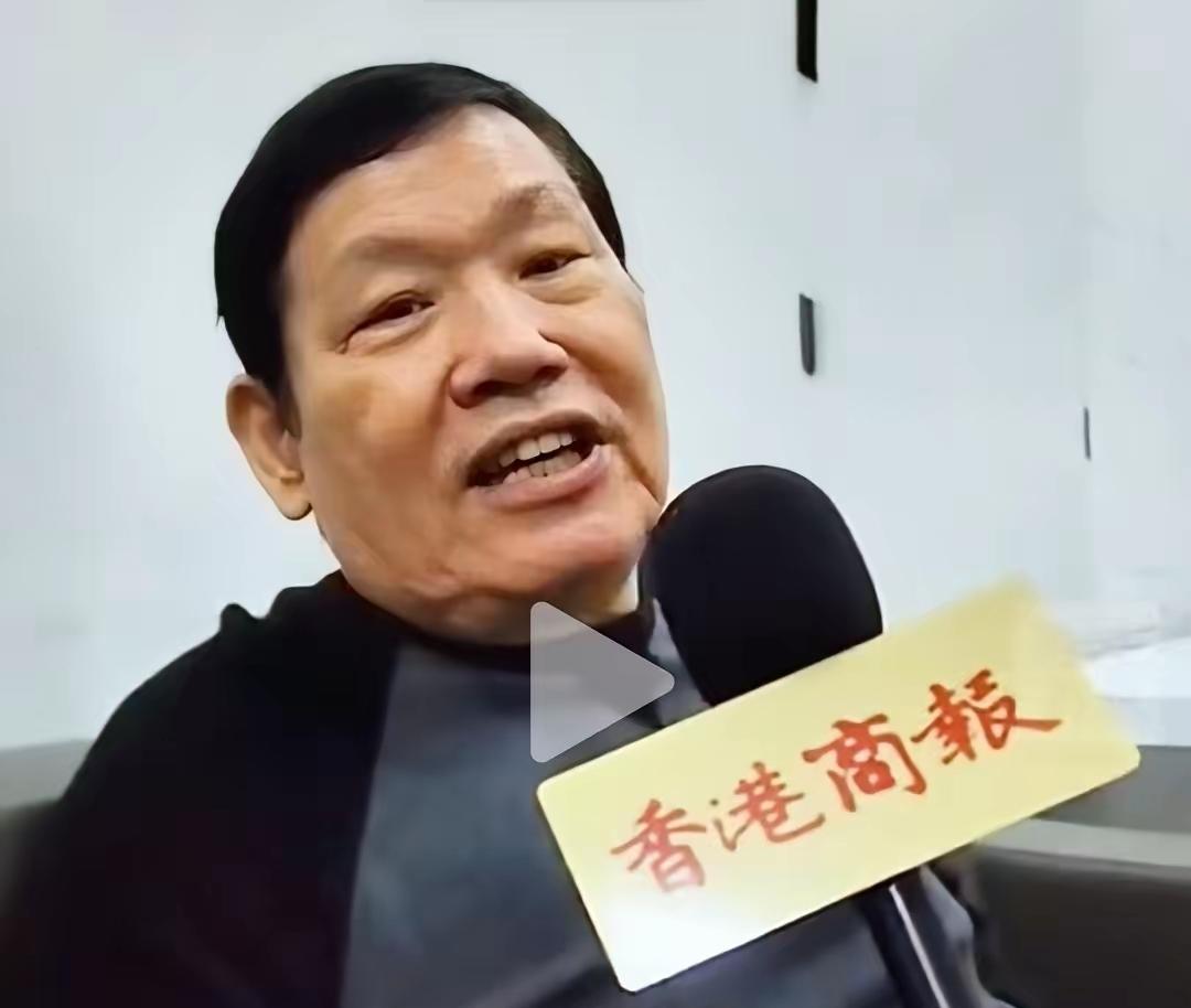 原来的成家班成员火星爆料，成龙平时隔三差五就要出去玩和吃喝，全部都要由成家班的成