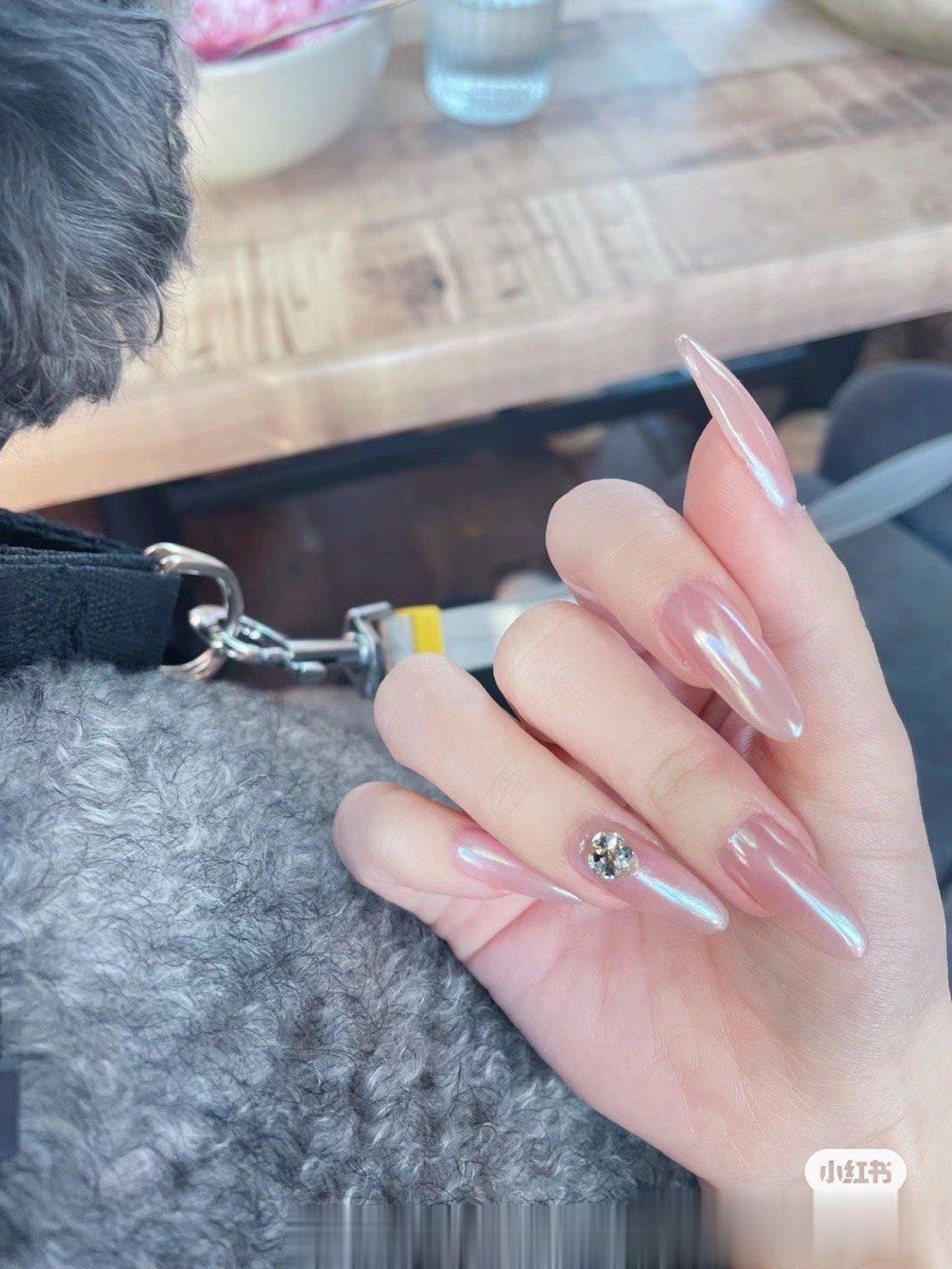 打算做这个海莉同款极光美甲 好像很火的样子！ ​​​