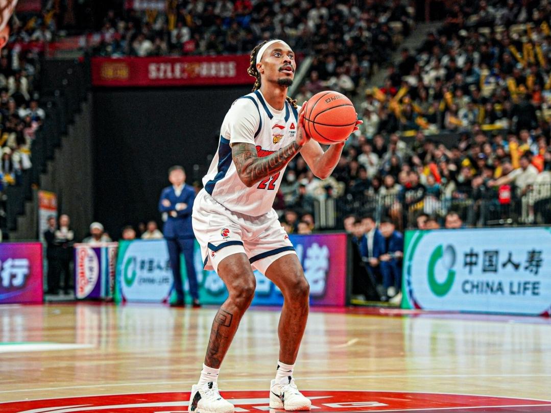 CBA最新消息：据知名篮球自媒体人别跑刚背猪发文内容如下：再问一遍，广东男篮什么