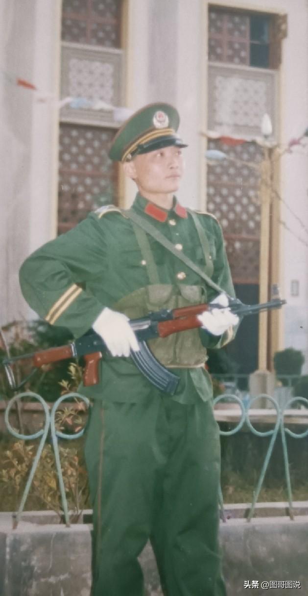 大家注意看。这名武警战士手中的步枪其实好多人都认错了，说这是八一杠，其实这是56