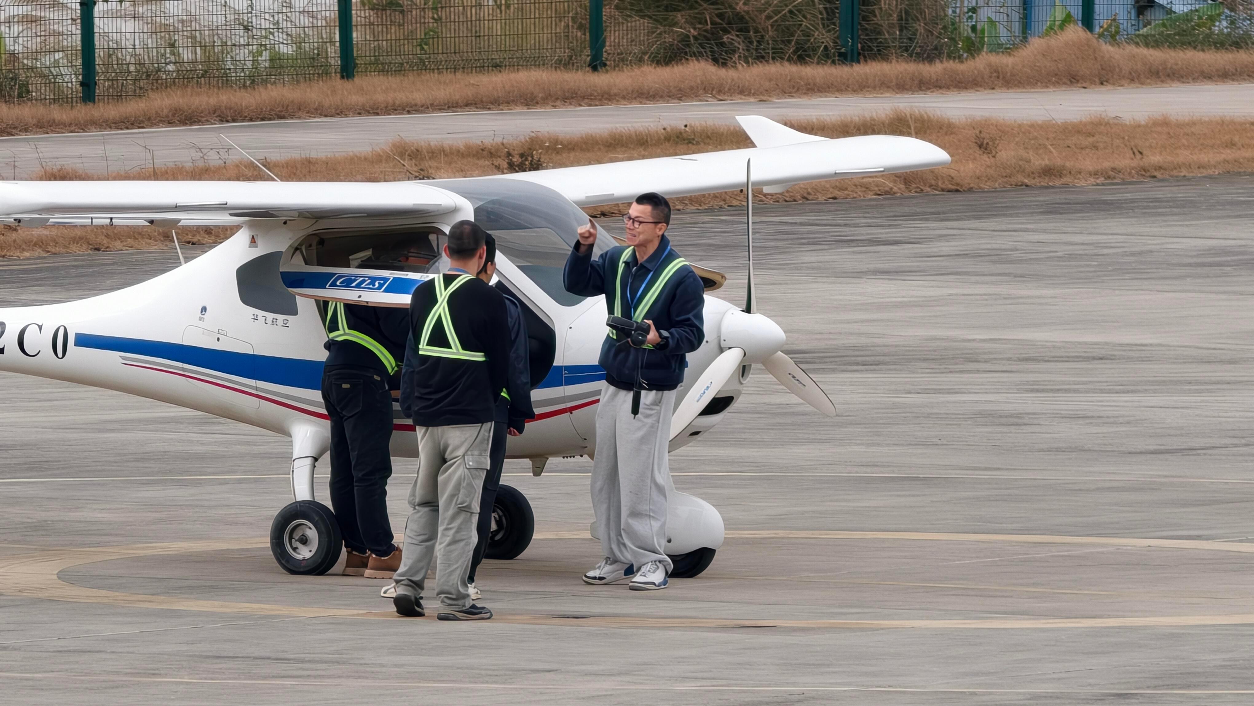震哥跑去珠海学开飞机了，闲不住啊，确实能折腾… 