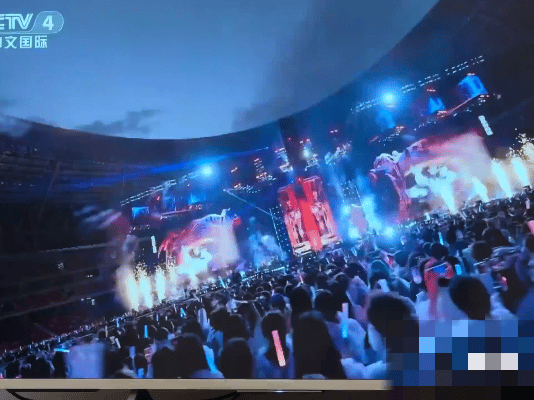 央视镜头下的周深演唱会 央视镜头捕捉到周深演唱会的高光时刻！灯光璀璨中，周深的歌