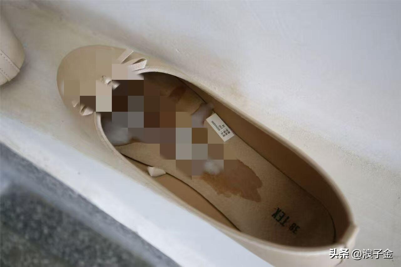 离谱，胆大包天！某外卖平台骑手给客户送餐，不雅动作喷出不明液体到人家鞋子里，人家