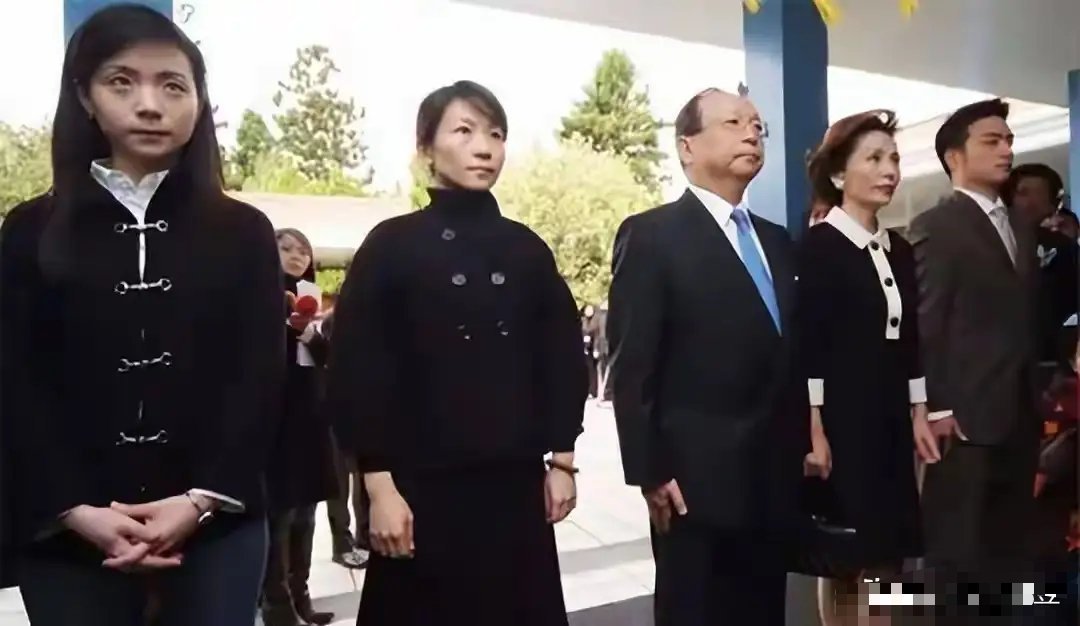 蒋孝严妻子黄美伦有多美？1982年与儿子蒋万安的合影，如花似玉！ 