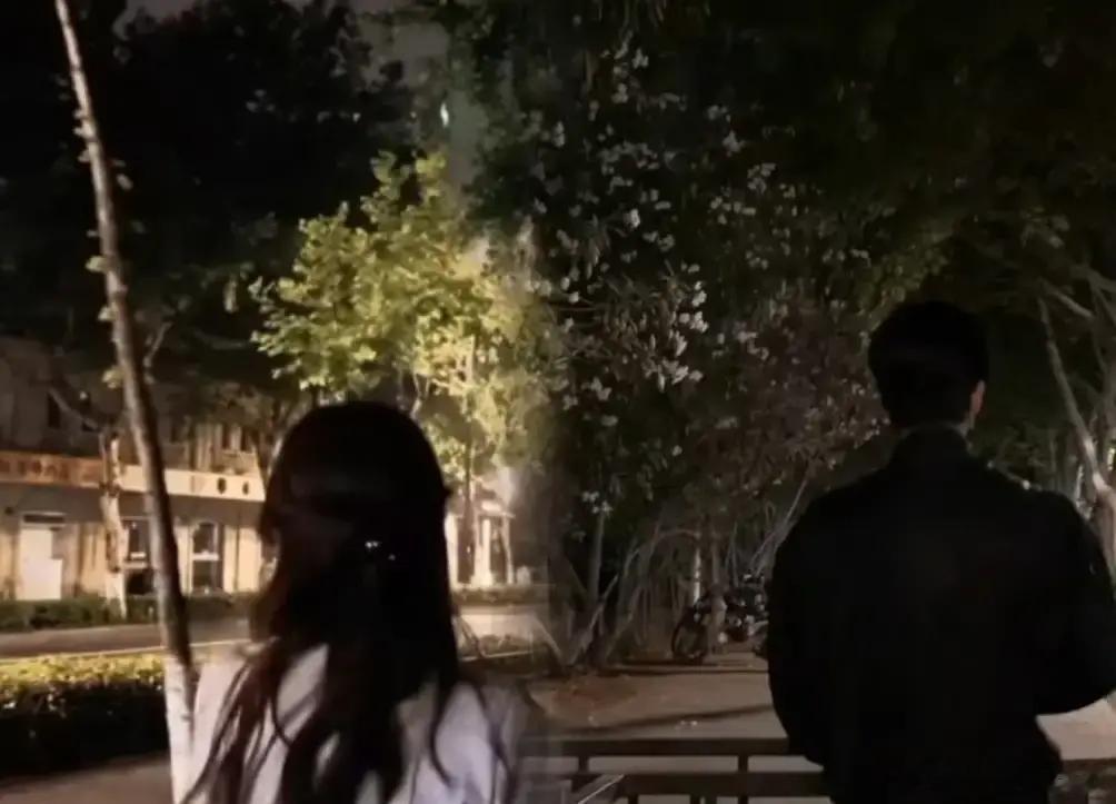 张凌赫对着镜头比了个V，田曦薇发了个散步视频——就这两件事，没牵手没同框没见面，