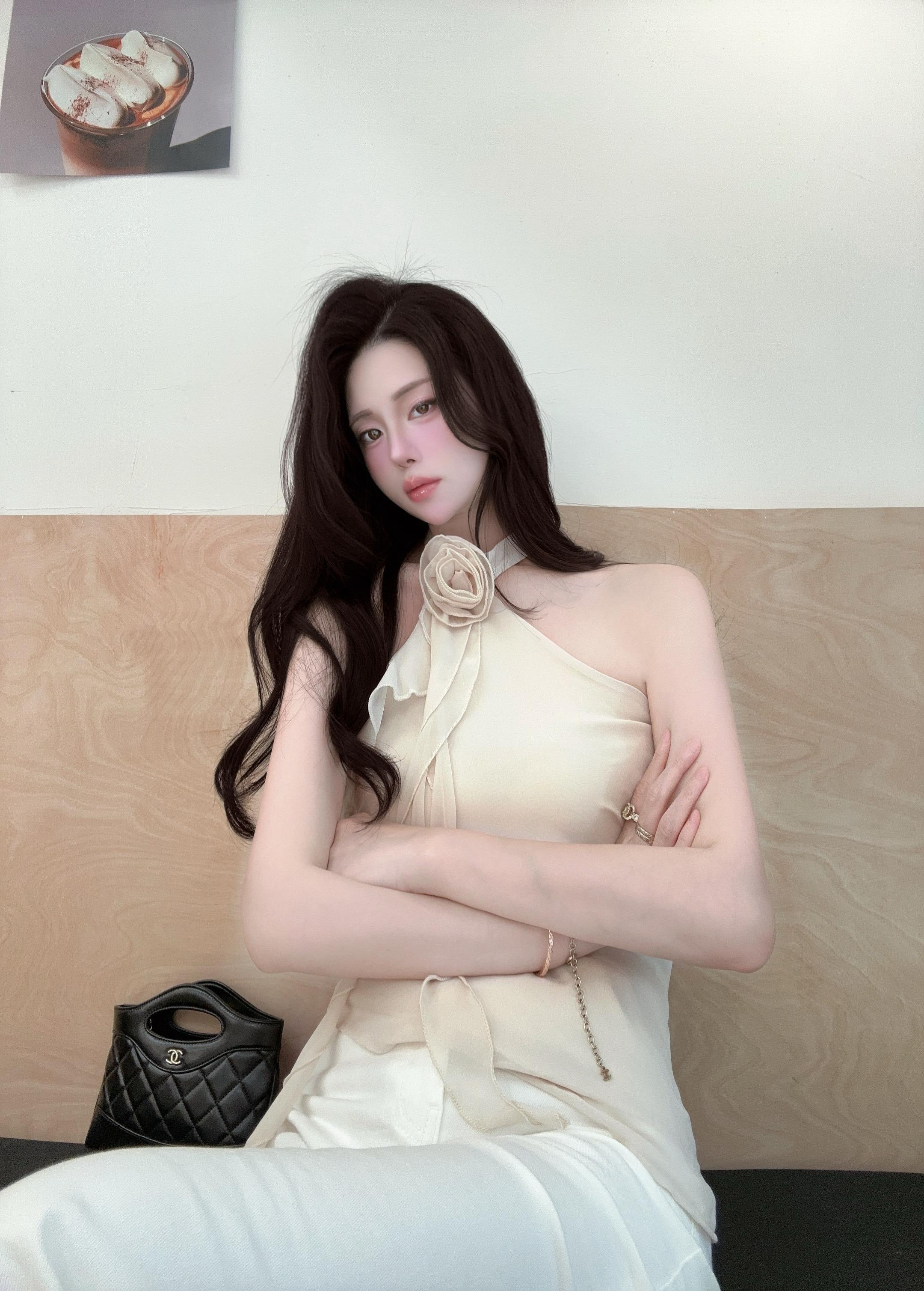 不在你左右。但把你左右