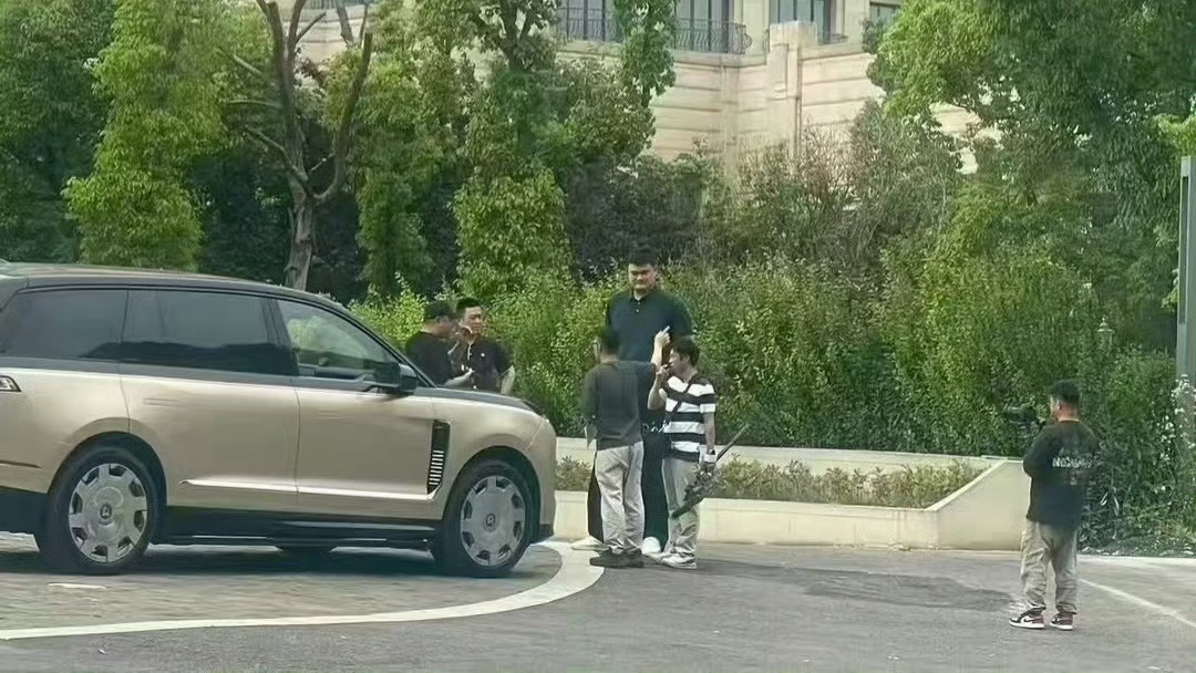 姚明跟 ES9 联动上了？好像姚明经常坐的车是别克 GL8，毕竟其他车型都很难满