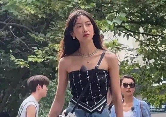 姜妍一定是个很懂养生的姑娘，别的女明星经常拿个咖啡啥的，她手里拎个小水壶。 