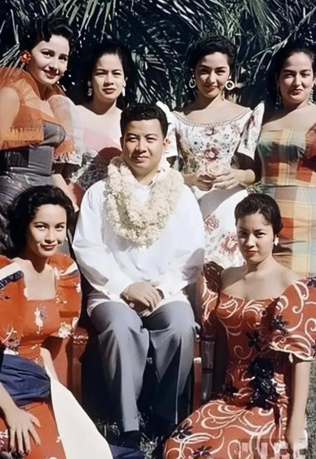 别说，
这家伙也是个狠人，
处决反对派的时候，
全程拍摄，
然后，
把整过程做成