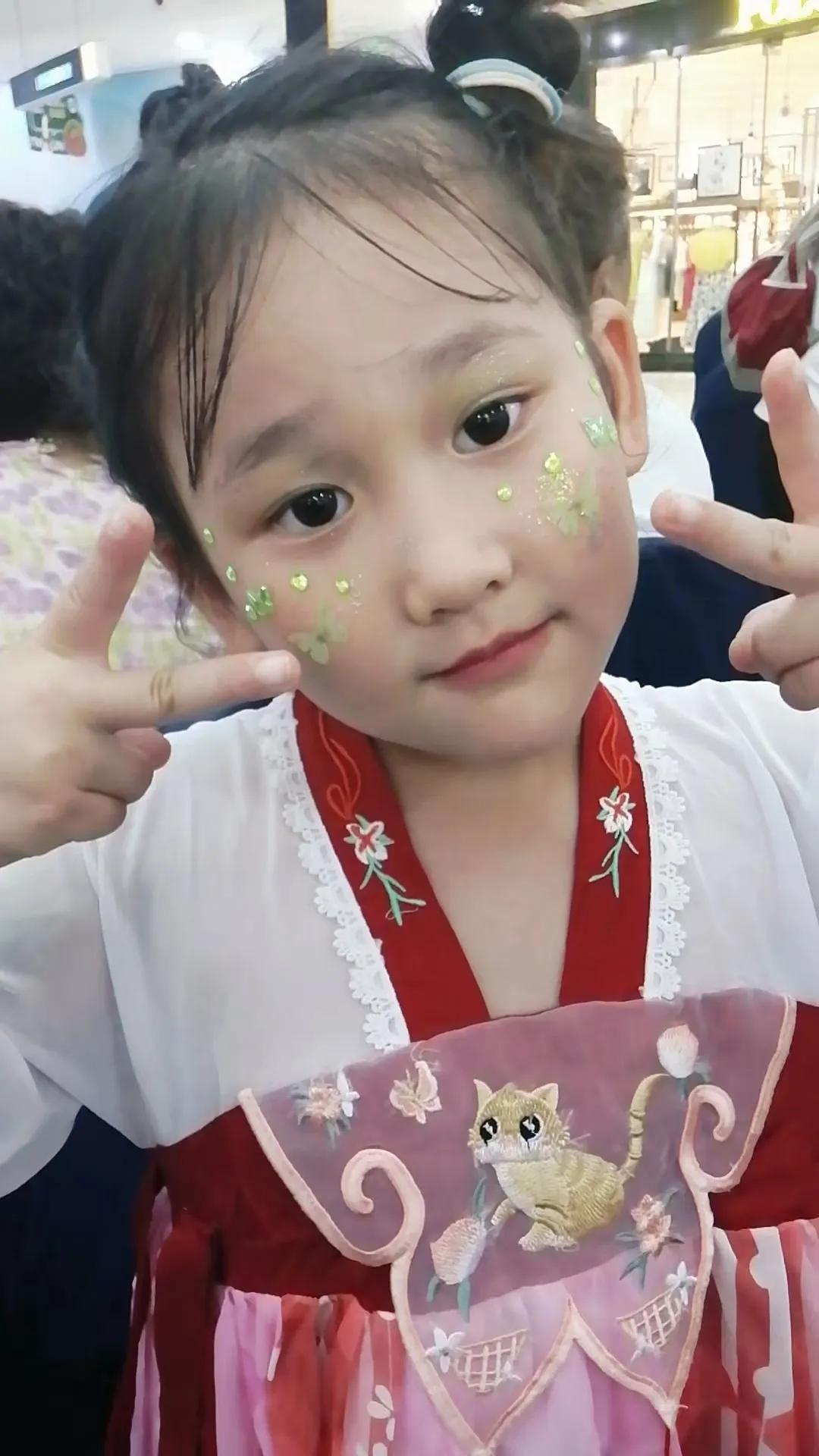 心情不美好！
本来以为今年能上小学，可是外孙女是19年9月20号出生，招生截止到