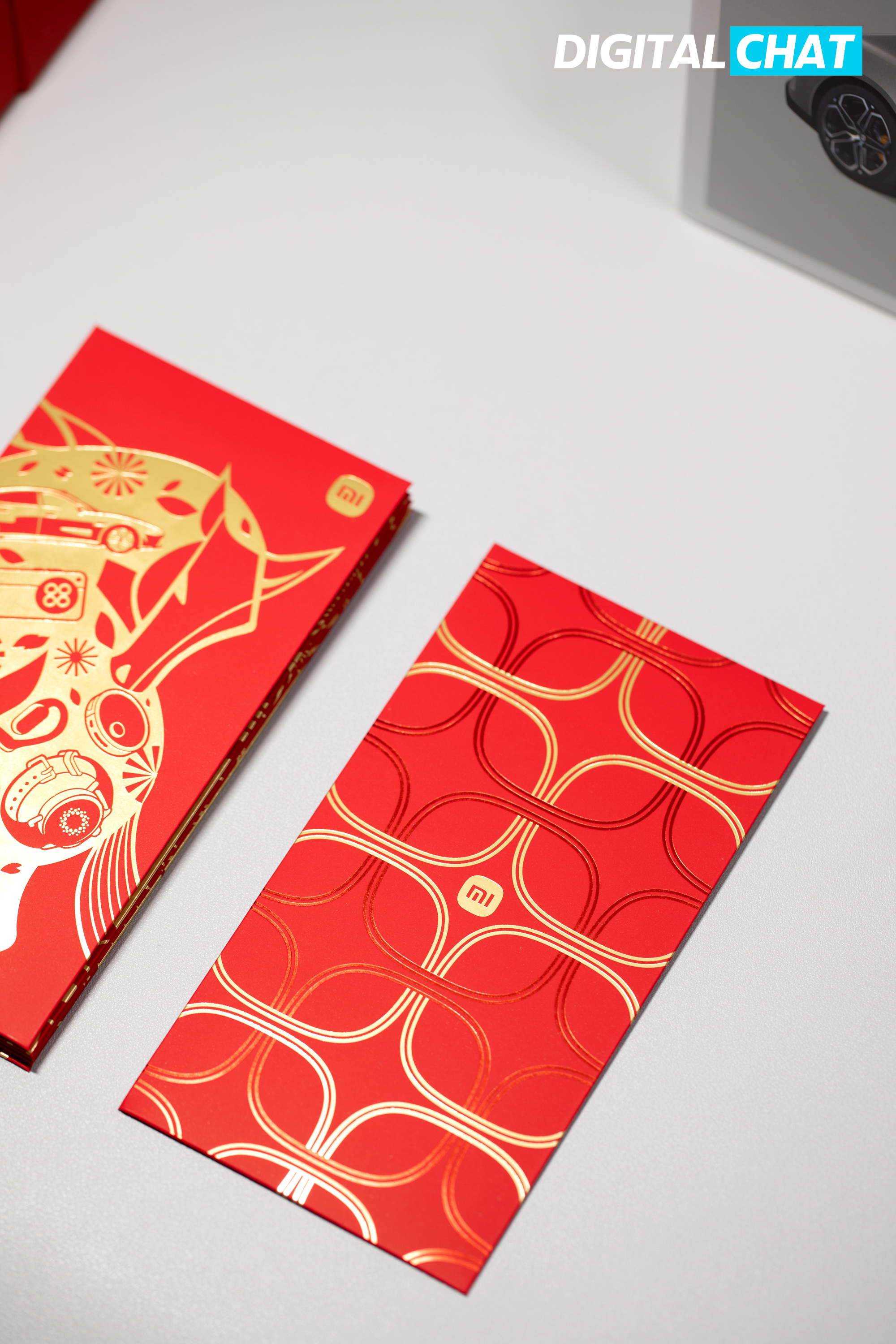 收到小米2026新年礼盒了，里面有吐司包、小米SU7车模、新年对联、人车家主题定