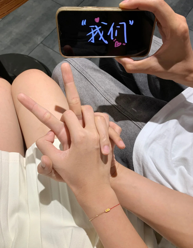 “爱别人适可而止，爱自己尽心尽力要及时清醒，时间会告诉你，一切都会过期，别高估任