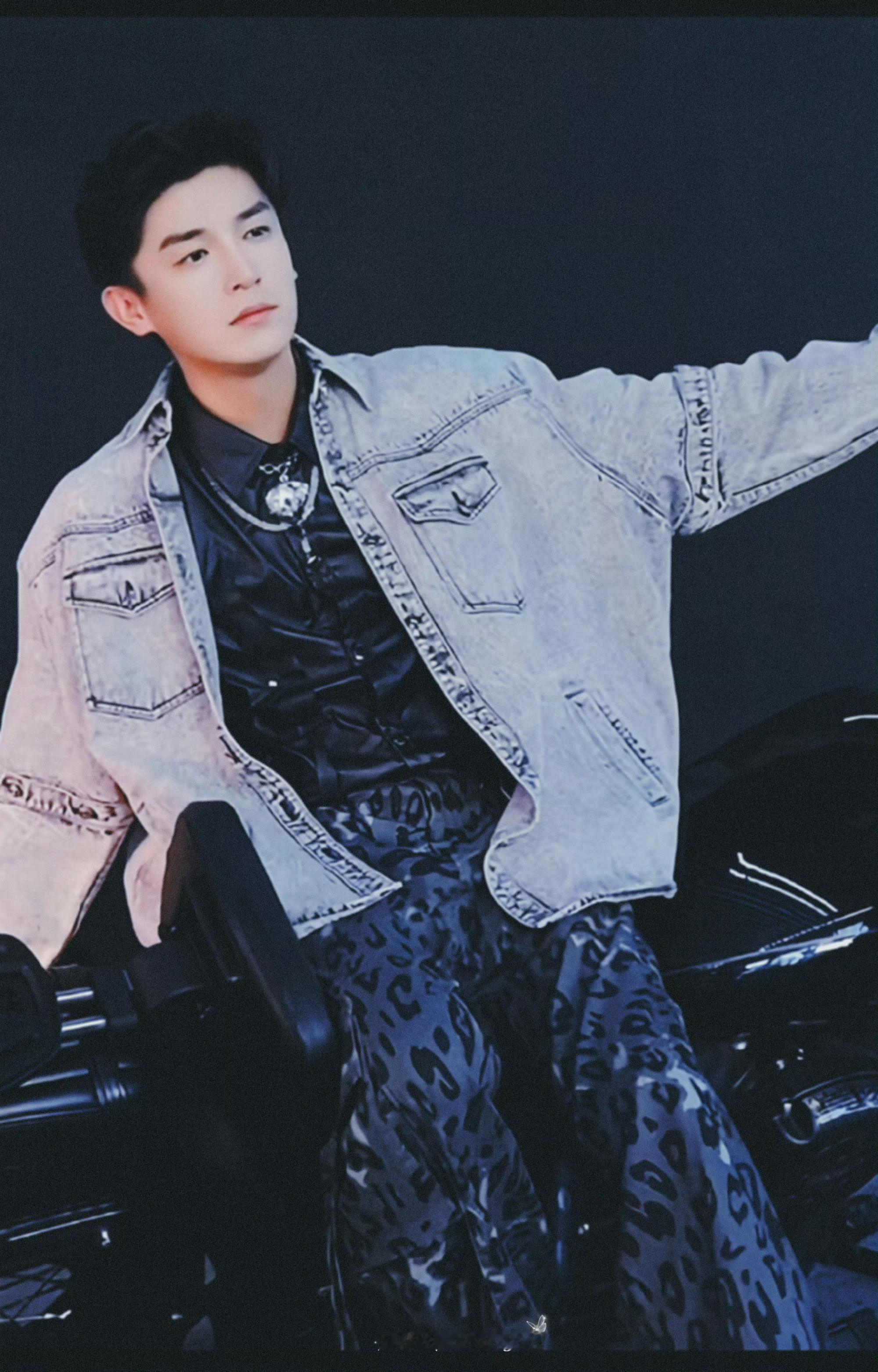 #杨旭文卢凌风# ⭐#杨旭文出道十周年#  跨上机车, 挑战未知的路途, 每一次