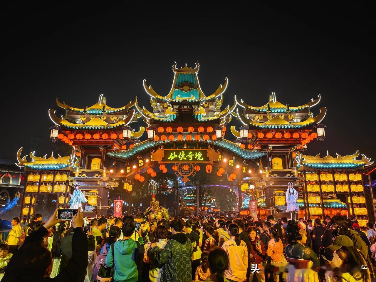 成绩单“三个七”：
7天7.65亿人次7008亿元。
国庆节假日7天，
国内出游