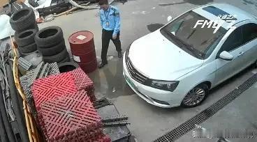 温州瑞安，一汽修厂正在装修，临时把3个空机油桶，堆放在门口，恰巧被生态环境执法队