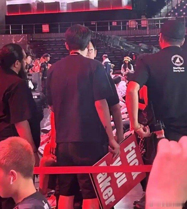 想和Faker拔萝卜？现场观众举牌：F**k YOU Faker！[哆啦A梦吃惊