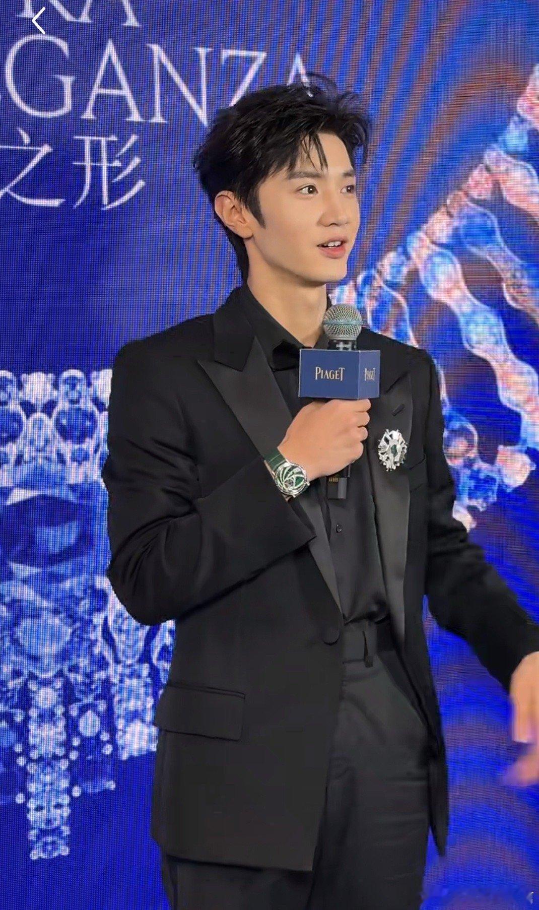 陈哲远上海线下活动状态陈哲远黑西装领结造型 完全老公级别 