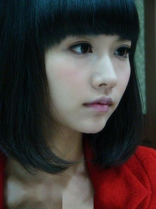 孙骁骁，正儿八经的“人间富贵花”。 父亲是原国企董事长，母亲如今还在高管位子上。