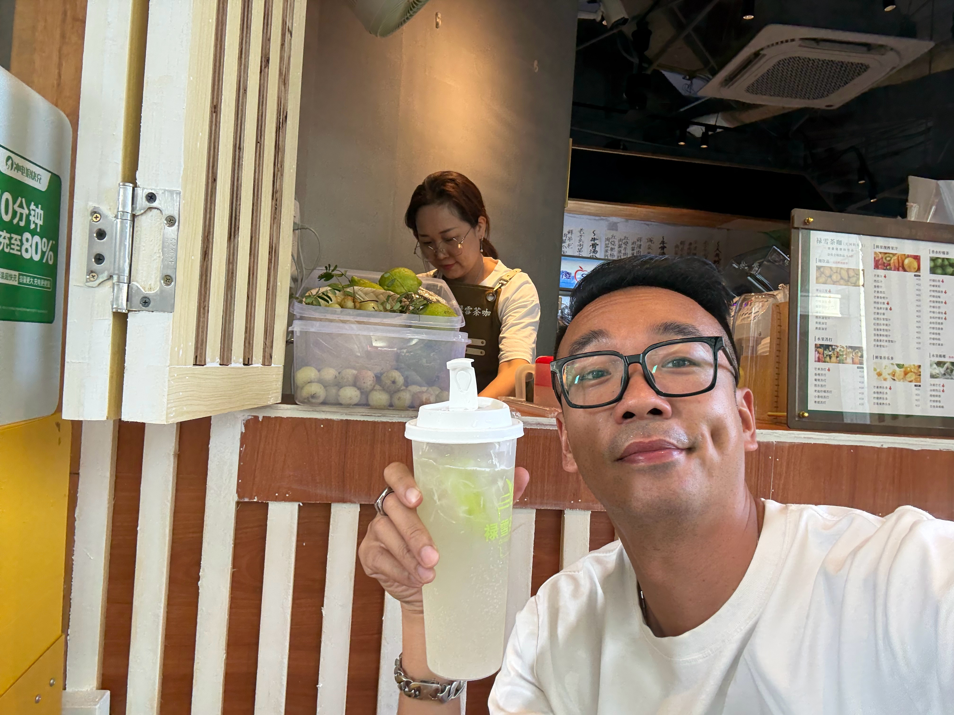 微凉的秋，坐街头！嗦粉➕冰饮实在爽[舔屏][舔屏][舔屏]老板娘给我送了一杯橄榄