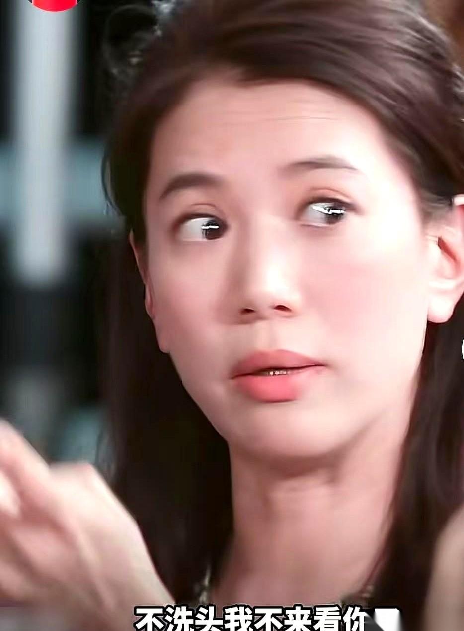 袁咏仪说：“我坐月子的时候洗头了，结果坐得不好。我生完第一天，因为我那个是香港医