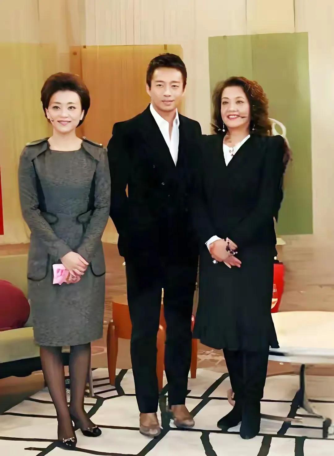 汪小菲身旁站着两个优秀的女子，一个是杨澜，一个是张兰。女子不如男的时代已过去，新