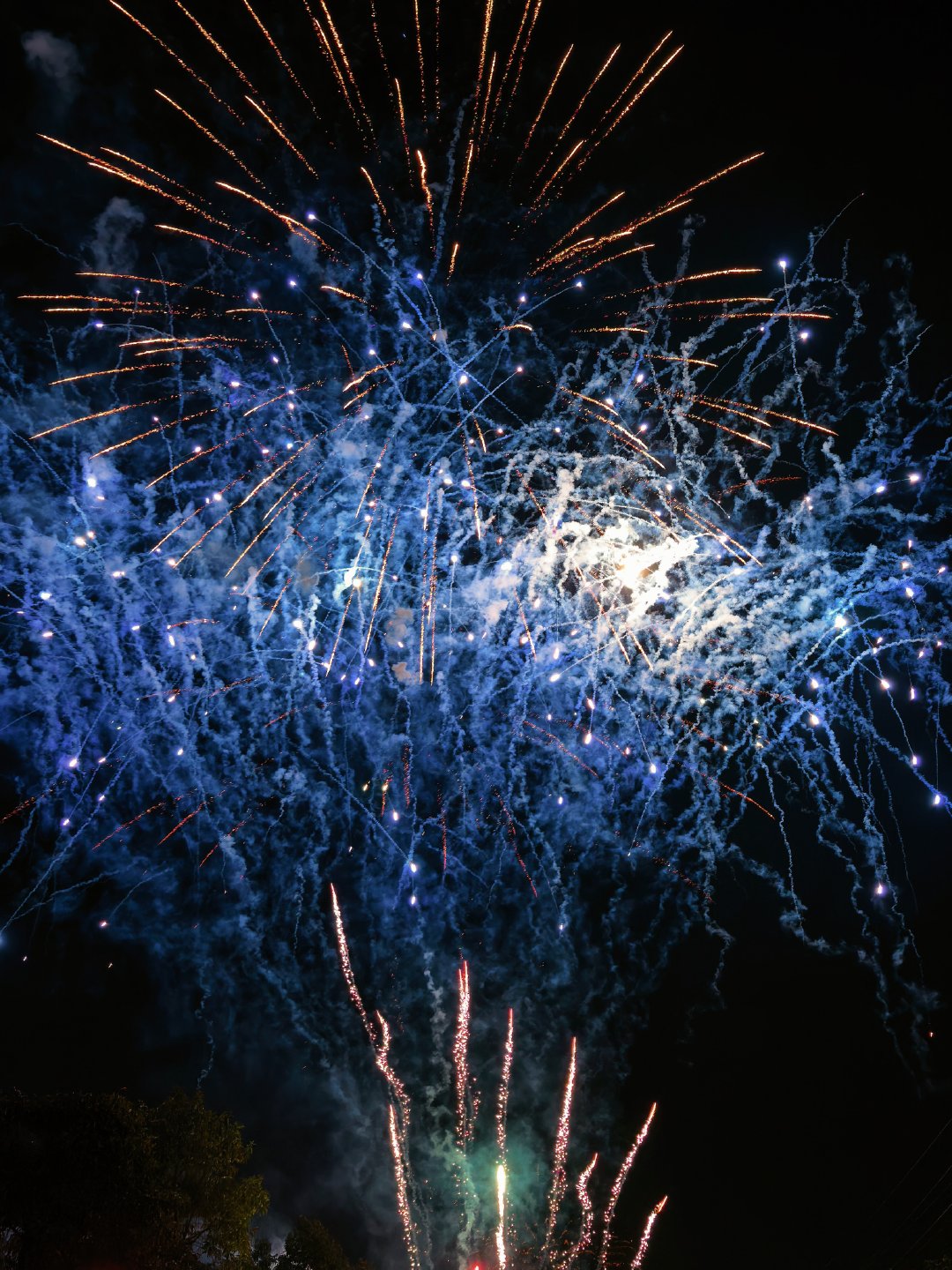 潮汕人还在过年系列。一年一度，今晚家里四面八方都是烟花鞭炮，根本停不下来。春节摄