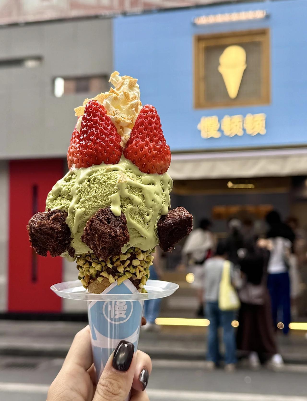 东山口新的！！超可爱的gelato！！
终于吃到了！好大一个gelato
龙井茉