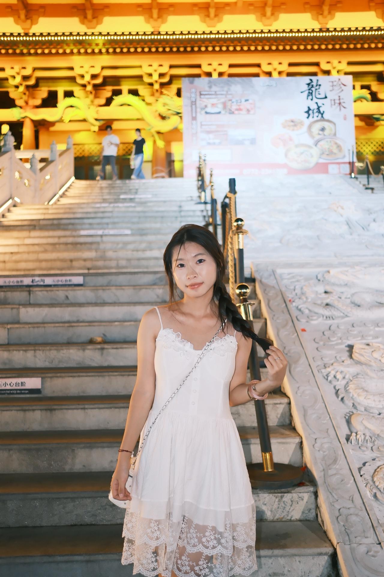 龙城阁的楼下，姐妹花打卡拍照夜景打卡拍照 古建与时尚 古建筑与白裙 古建筑拍照姿