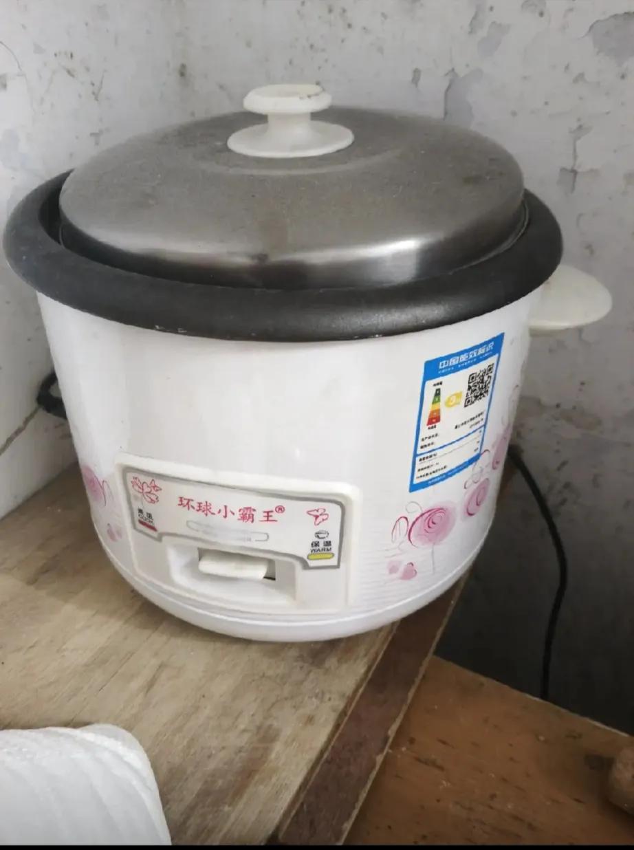 便宜没好货，这话真的一点也不假。

大家看看我这个锅，才买了三个多月，今天蒸饭这
