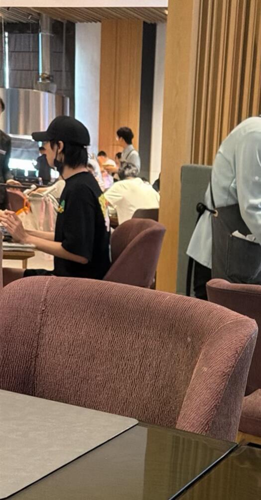 被偶遇吃早餐的清瘦小哥哥