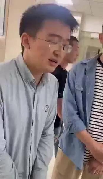 看见他就愤怒，成功害死了一对母子，为什么当初就不下车看看孩子走了没有，然后再发动