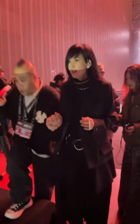 周慧敏演唱会需搀扶上台，状态引担忧，她还好吗？

前段时间，58岁的周慧敏在赣州