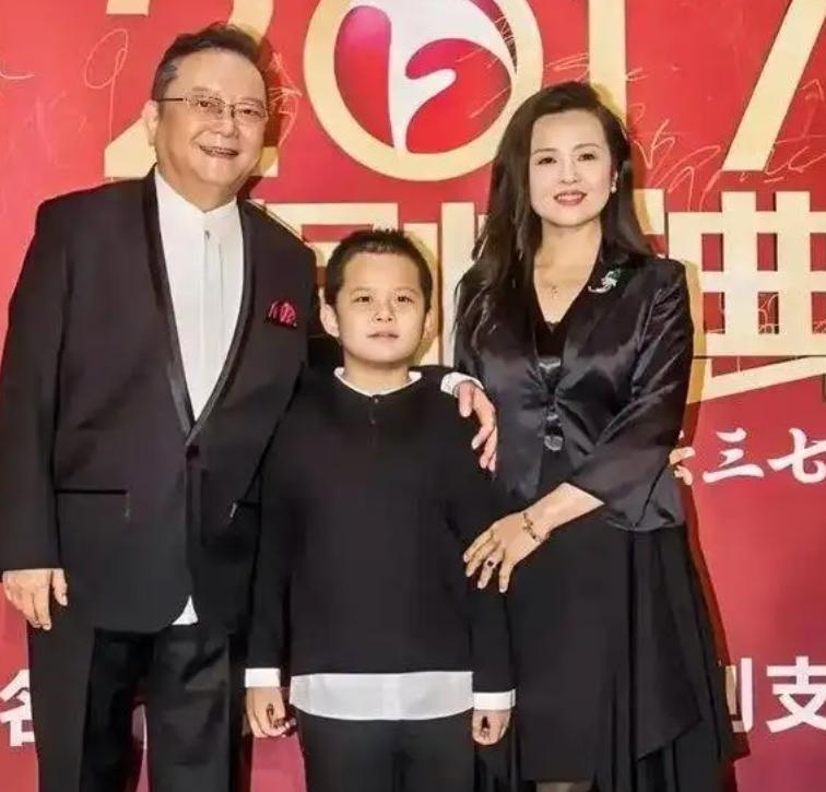 77岁的王刚，60岁的时候得了一子，本以为晚年可以安享清福，没想到现在17岁的儿