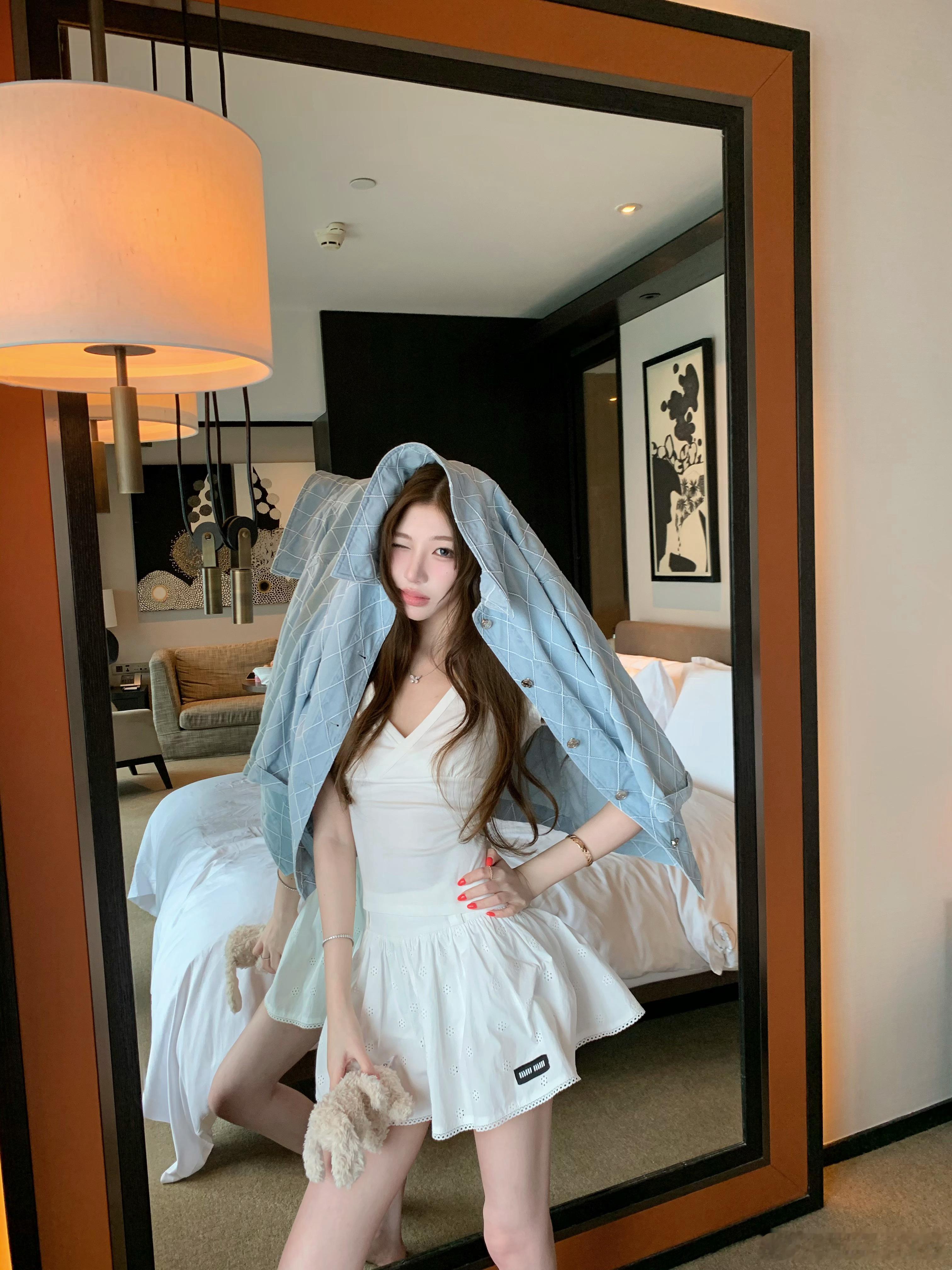 这是贼拉显瘦的v领短袖给你们准备了四色！！！你们更喜欢哪个色呀呀呀呀呀 
