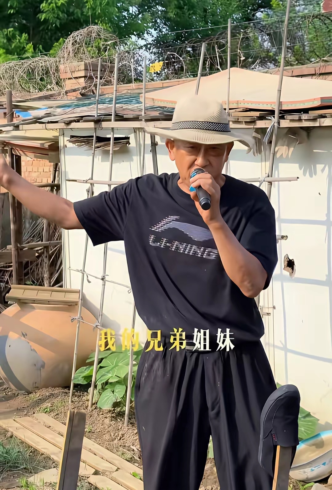梅婷和公公相处很自然融洽像父女一样，这个公公一看就特别好相处 