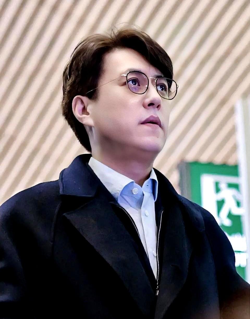 “老干部”靳东，这回可能真要脱下西装去非洲晒成铜色了。

新剧《欢迎来到麦乐村》