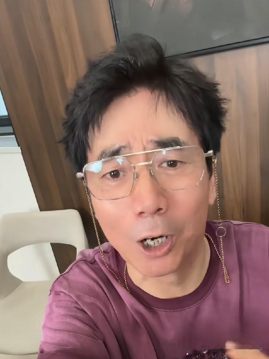 演员范明近来摇身一变成为了灵魂导师，他在个人社交平台发布视频，给年轻女孩灌了一碗