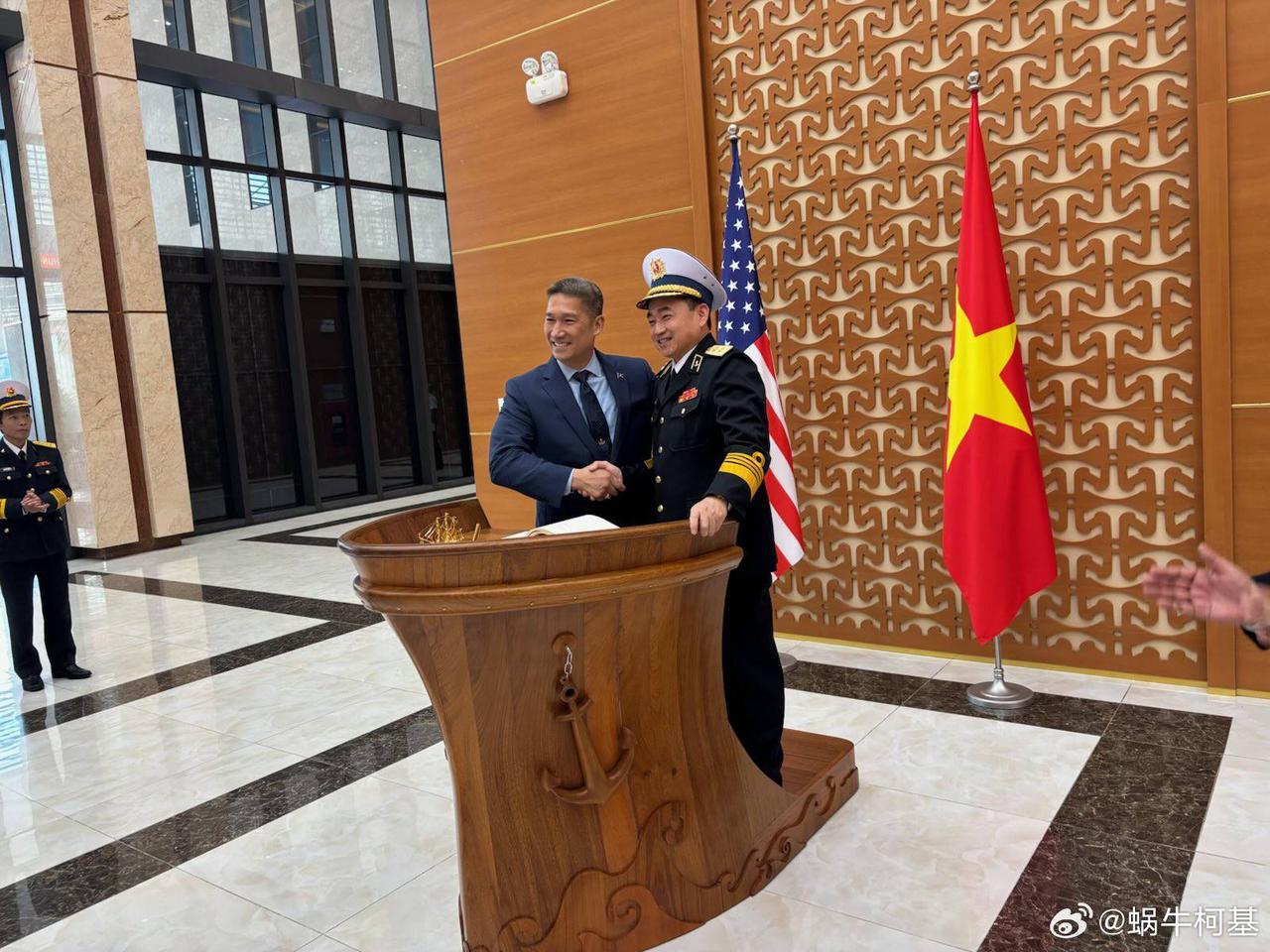 美国新任越南裔海军部长高雄（Cao Hùng，也有译为“曹洪”）访问越南，称此次