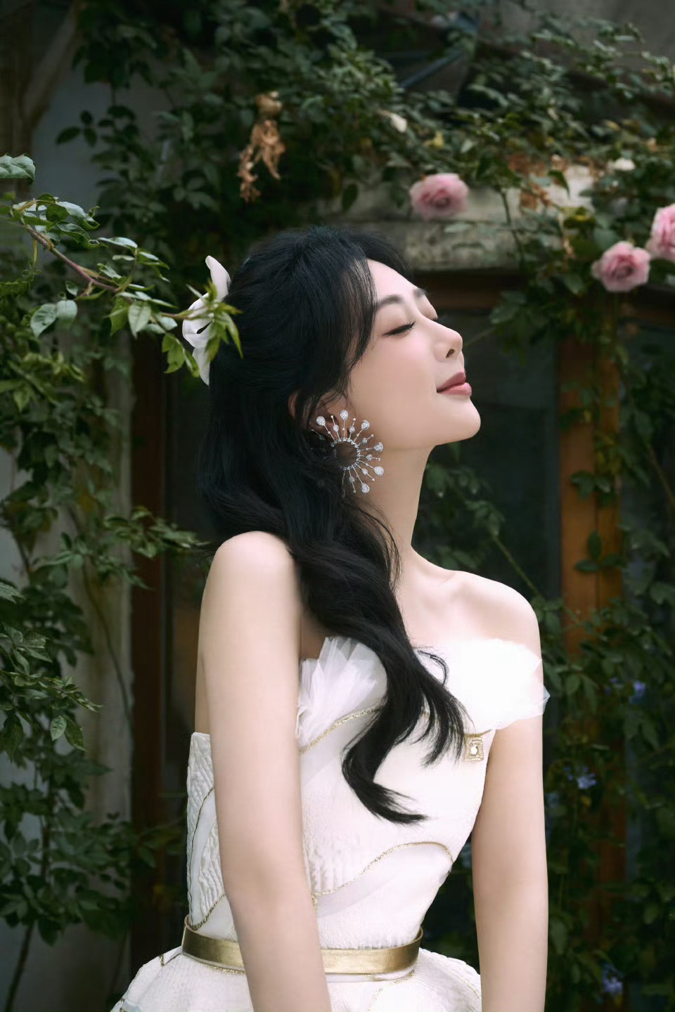 杨紫[超话]杨紫董竹君💜杨紫玉兰花开君再来你在我面前永远都闪闪发光，就像整个宇