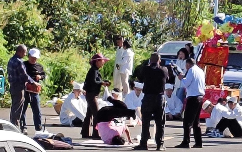 即墨区鳌山卫街道的白事风俗依旧很传统，而且那边特别流行找吹鼓手。有一次去鳌山卫街
