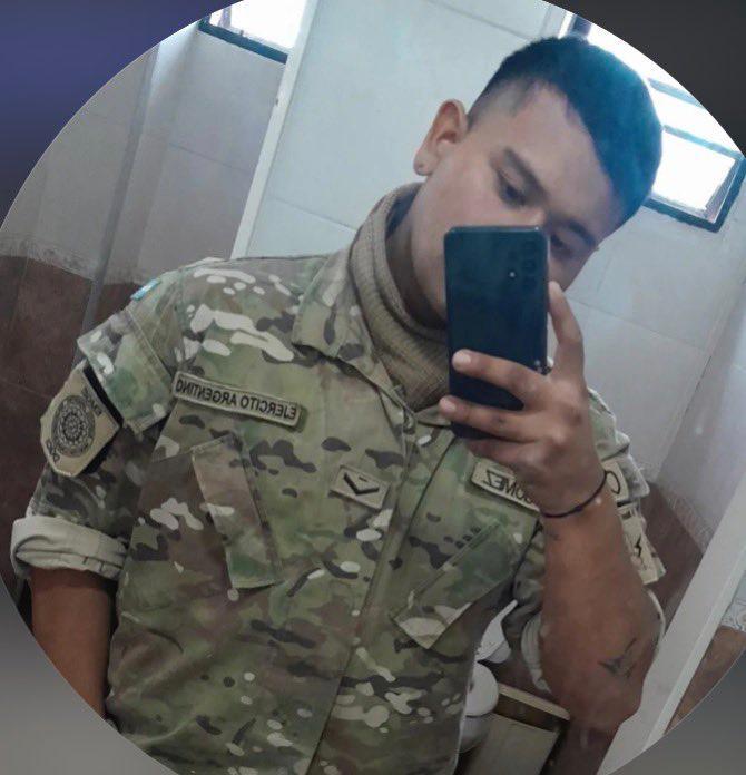 这事儿听着就揪心！阿根廷一名21岁的哨兵，凌晨在奥利沃斯总统官邸执勤时，直接用配