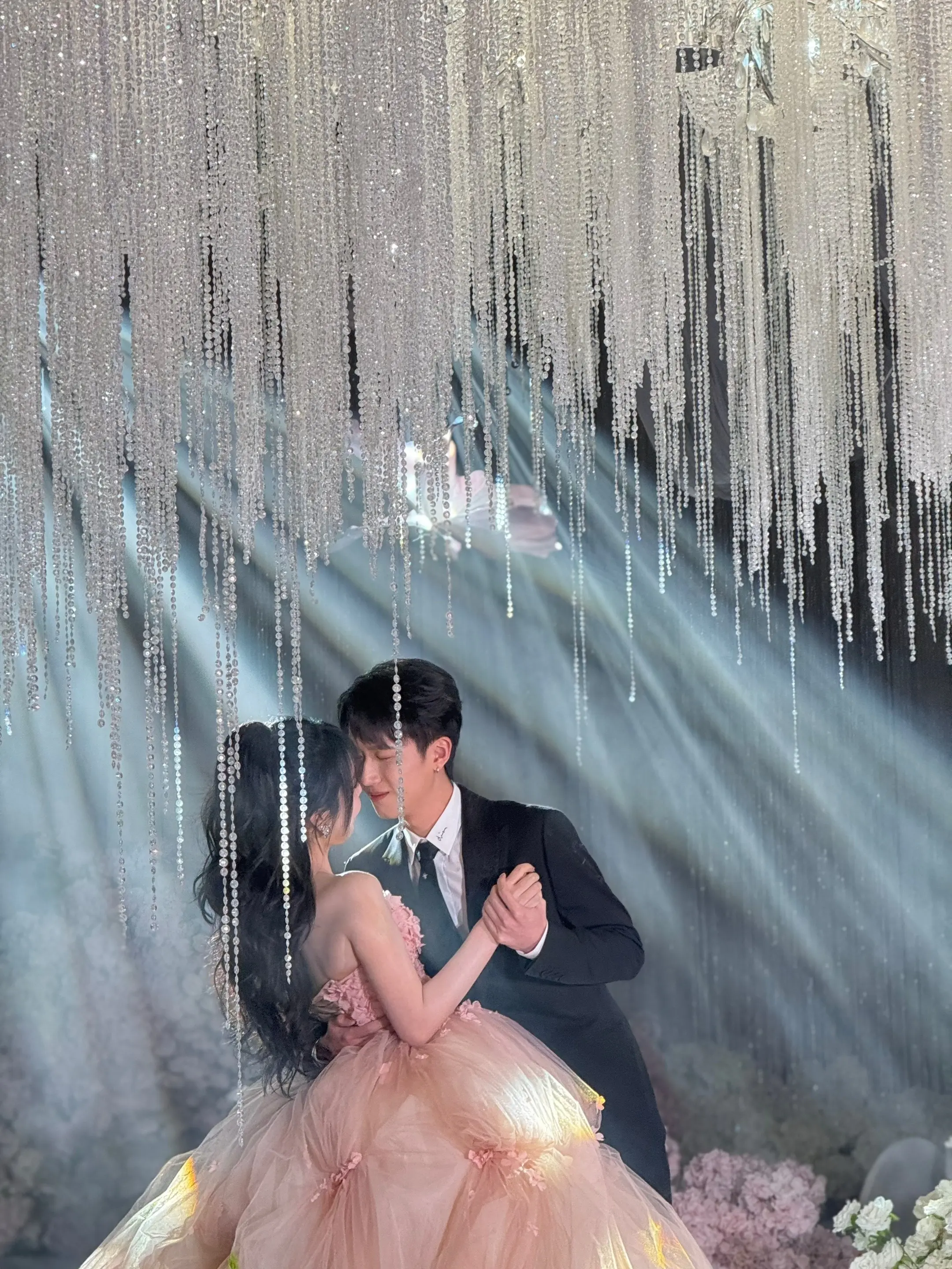 是一天都在为新人美貌惊叹的一天呀！订婚快乐帅表弟和美弟媳！