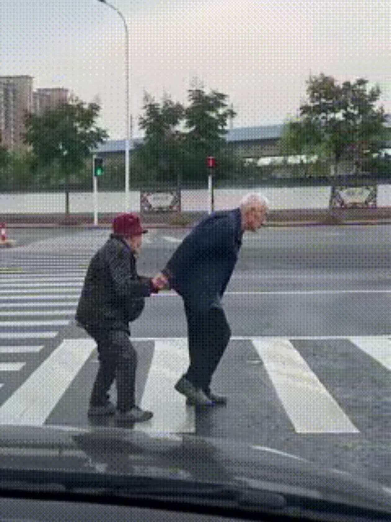 在四川成都的街头，偶遇了一对80多岁的老夫妇独自过马路，大爷一直反手紧紧牵着老伴